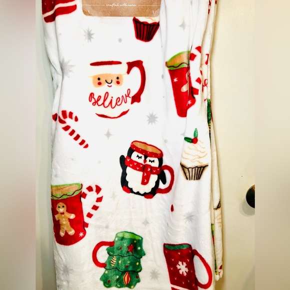 Christmas Festive Coffee Mugs Oversized Plush Throw Blanket Santa Penguin Tree - Picture 13 of 13
